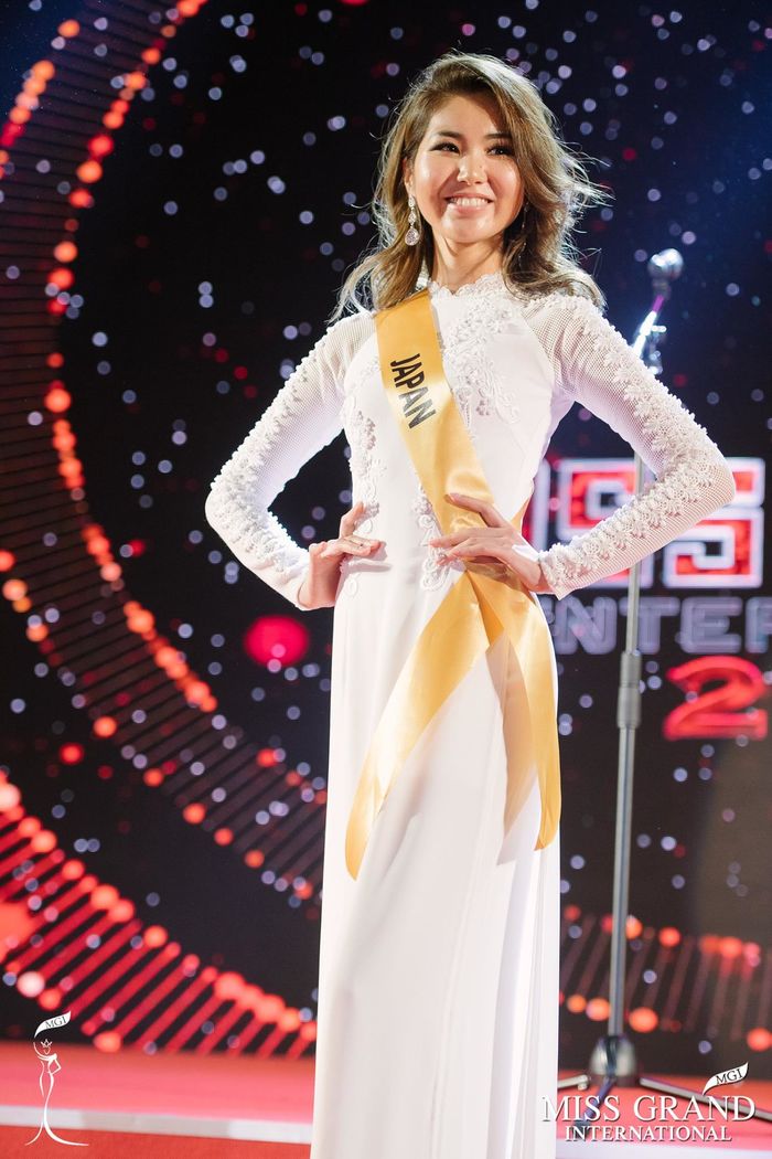 
Hình ảnh áo dài được tái hiện trên sân khấu nhưng lại không phải xuất hiện trên đại diện của Việt Nam nên cô Hoa hậu Nhật Bản này nhận được khá nhiều sự quan tâm của giới truyền thông.