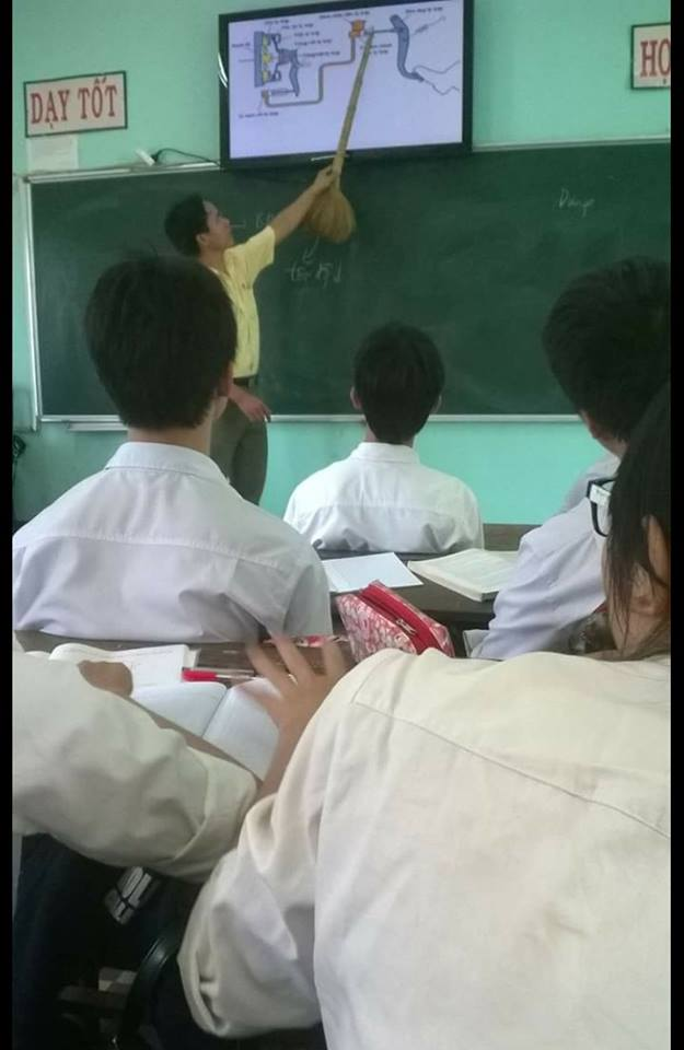 
Thầy giáo dùng chổi để làm gậy chỉ bản đồ khiến học sinh cũng bó tay vì sự tiện dụng này