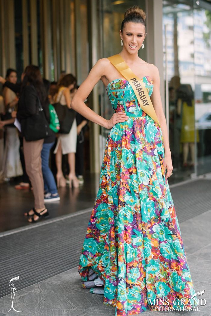 Miss Grand International: Ai cũng trang phục dạ hội, Hoa hậu Nhật Bản thướt tha với áo dài Việt