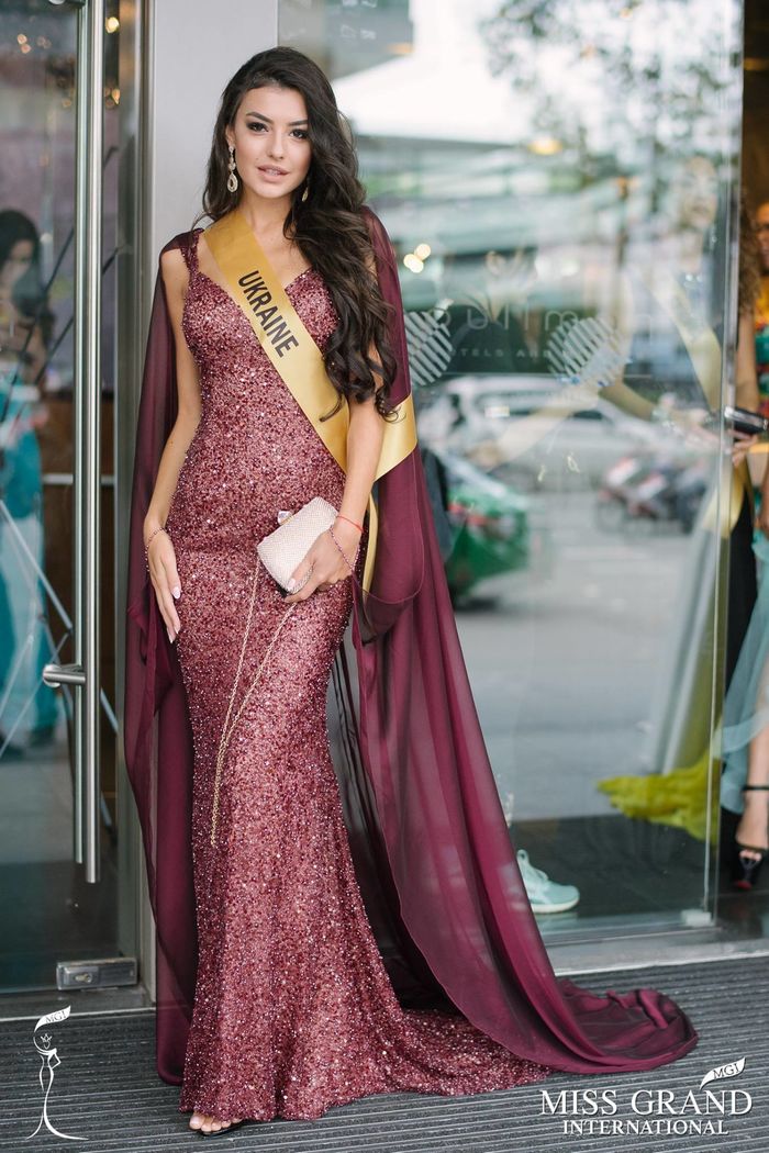 Miss Grand International: Ai cũng trang phục dạ hội, Hoa hậu Nhật Bản thướt tha với áo dài Việt