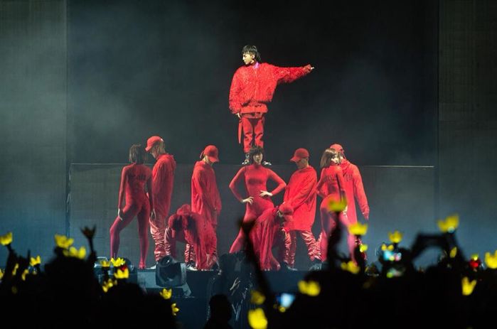 
G-Dragon xuất hiện trong trang phục “đỏ chói lọi” từ đầu đến chân và mang đến cho các fan những màn trình diễn vô cùng đặc sắc.
