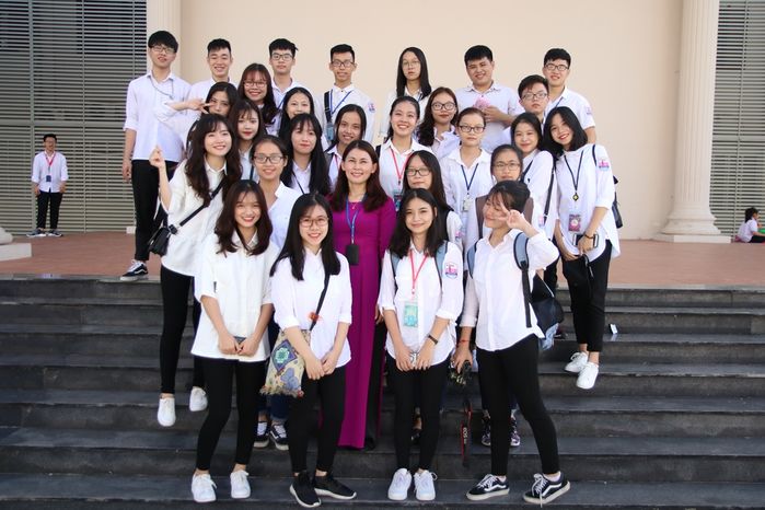
Tập thể lớp chuyên Anh 12A11 - lớp học chuyên Anh 2 của trường THPT Chuyên Đại học Vinh, Nghệ An