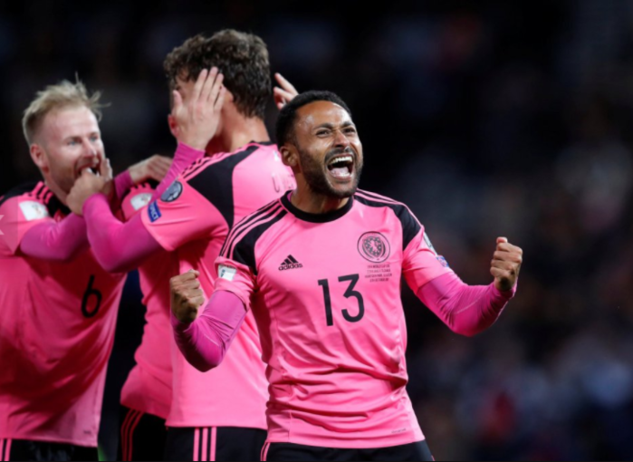 
Cầu thủ Ikechi Anya của ĐT Scotland đang ăn mừng bàn thắng ở phút 89 trong trận đấu với Slovakia. Chiến thắng giúp đội bóng áo hồng tiếp tục nuôi hy vọng đến Nga tham dự Vòng chung kết World cup 2018.
