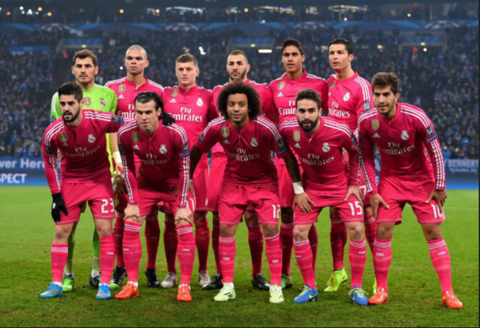 
Mùa giải 2014/15, Real Madrid gây bất ngờ với trang phục sân khách hồng từ đầu đến chân. Tuy nhiên, màu áo này lại khá xui xẻo khi lần đầu tiên diện nó, Los Blancos đã thua thê thảm Real Sociedad với tỷ số 4-2.