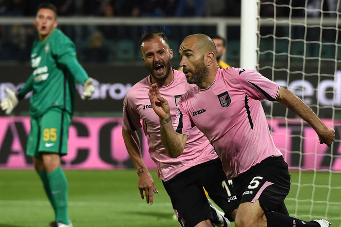 
CLB Palermo (Ý) là một trong số ít các CLB sử dụng màu hồng cho áo đấu sân nhà. Đội bóng đã thay đổi màu áo truyền thống từ đỏ xanh sang hồng đen vào năm 1907 theo sự thúc giục của Count Giuseppe Airoldi - thành viên sáng lập. Với ông, hồng và đen tương trưng cho "nỗi buồn và sự ngọt ngào", điều này hoàn toàn phù hợp với phong độ thi đấu lên xuống thất thường của đội bóng.