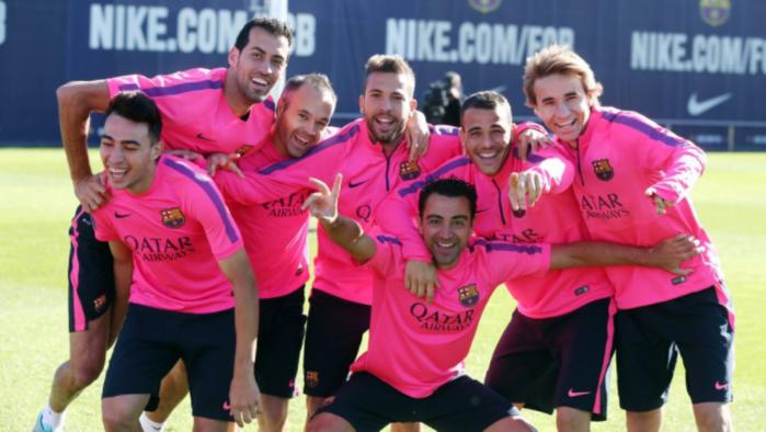 
Barcelona cũng hòa theo xu hướng khi sở hữu áo tập màu hồng.