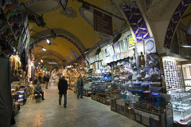 
Một trong những khu chợ lớn nhất thế giới chính là chợ Grand Bazaar ở Istanbul. 60 ngõ ngách và 5.000 gian hàng là quá đủ để mê hoặc du khách. Khu chợ này có từ thế kỷ 15, nhưng hình dáng hiện tại được khôi phục từ cuối thế kỷ 19, sau khi nó bị phá hủy bởi trận động đất vào năm 1894. Trong mê cung này bạn sẽ thấy các đài phun nước, nhà hàng, quán cà phê, thánh đường Hồi giáo, và các nhà tắm hơi (hammams).​