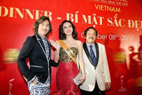 
NTK Lý Quí Khánh (người ngoài cùng phía tay trái) và Huyền My trong sự kiện.