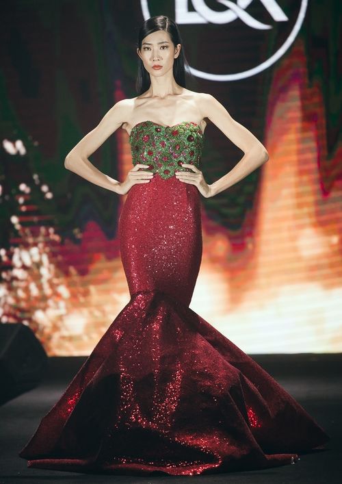 
Chiếc váy nằm trong BST gần nhất của NTK được trình diễn bởi người mẫu Trang Phạm.