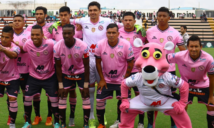 
Mang tên gọi hết sức nam tính, nhưng CLB Sport Boys (Peru) lại cực kỳ mê mẩn màu hồng khi chọn nó làm màu áo sân nhà. Và chính sự yêu thích này đã khiến họ có biệt danh khá "dễ thương" là The Pinkies.