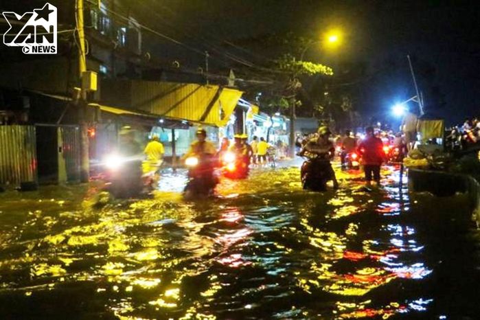 Sài Gòn: Triều cường đạt đỉnh 1.64m, người dân vật lộn trong biển nước