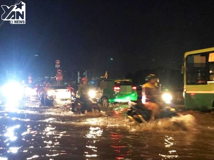 Sài Gòn: Triều cường đạt đỉnh 1.64m, người dân vật lộn trong biển nước