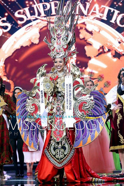 
Trong đêm chung kết Hoa hậu Siêu quốc gia 2016, Sen vàng Việt Nam vượt các đối thủ nặng ký Philippines và Venezuela chiến thắng giải phụ Trang phục dân tộc đẹp nhất.