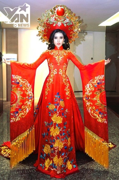 
Được biết, bộ trang phục do chính NTK Ngô Nhật Huy với thâm niên trong nghề hơn 15 năm được gia đình Huyền My “chọn mặt gửi vàng” để thiết kế trang phục cho Á hậu Việt Nam 2014.