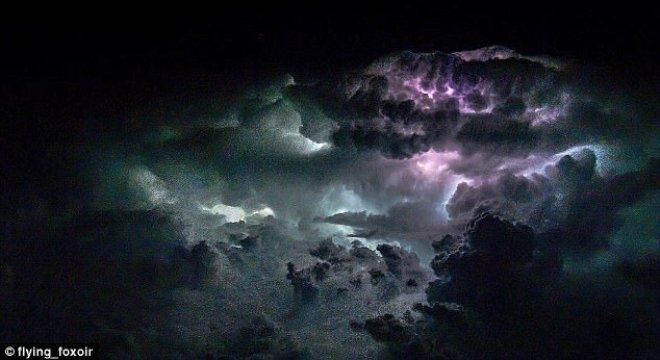
Khoảnh khắc của những cơn bão trên bầu trời cũng được hai phi công chụp lại. Đây là hình ảnh sấm chớp chụp từ độ cao hơn 11,8 km. 