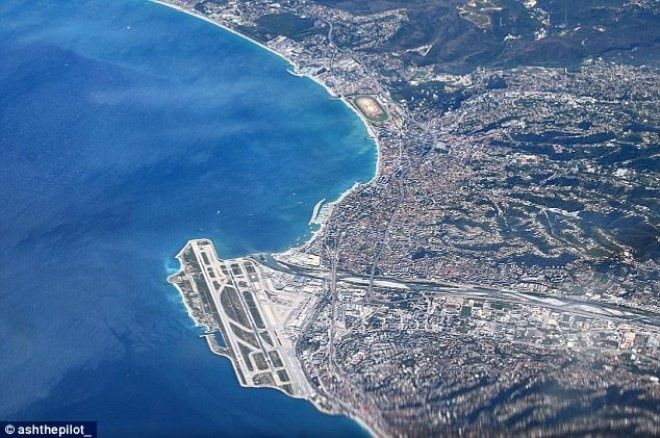 
Đây là cảng hàng không Nice ở miền biển Địa Trung Hải của Pháp mà Raval chụp được trong một chuyến bay.