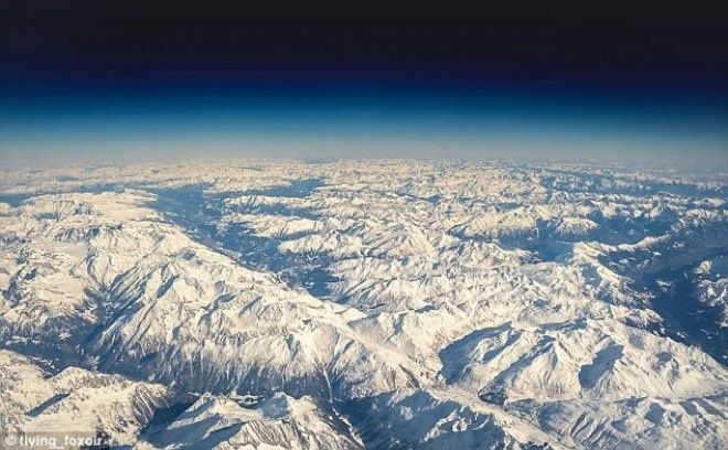 
Cảnh tượng những đỉnh núi phủ tuyết trắng xóa trên dãy Alps được hai phi công yêu thích và chụp rất nhiều khi bay ở châu Âu. 
