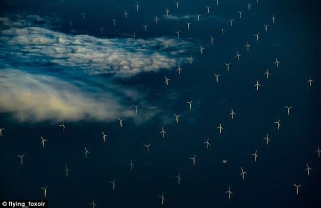 
Những turbin gió ở bờ biển Bắc Wales được Fox chụp lại khi bay vào Manchester. Anh nhận xét rằng chúng tạo nên một bức hình đẹp lạ lùng và siêu thực.