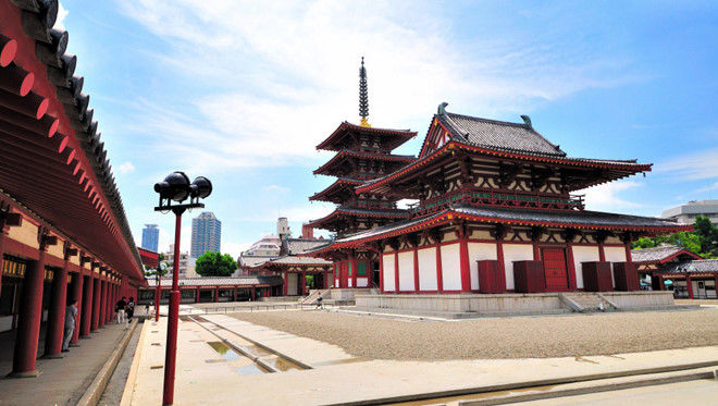 
Đền Taiheji là khu đền thờ trứ danh nhất ở Osaka, tương truyền là nơi dừng chân thứ 13 của Phật. Các gia đình Nhật khi có con lên 13 tuổi, vào 2 ngày 13, 14 tháng 3 hàng năm thường dẫn con đến viếng vùng đất thánh để được phù hộ.

Bước sang mùa xuân, Osaka là thước phim hoành tráng của ánh sáng và hoa anh đào khoe sắc. Điểm chính nằm ở công viên Lâu đài và khu trung tâm thành phố.

