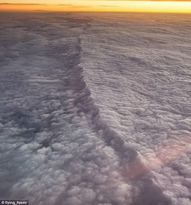
Biển mây vô tận này được chụp bởi Fox khi anh bay vào không phận Vương Quốc Anh. "Cảnh tượng nhắc tôi nhớ tới những tảng băng khổng lồ ở vùng cực", Fox chia sẻ. 