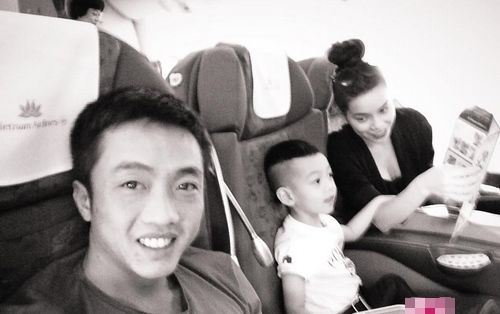 
Hình ảnh gia đình cùng nhau trên chuyến bay sang Mỹ để đi du lịch. Có lẽ đây là khoảng thời gian hạnh phúc tràn đầy nhất của cậu nhóc Subeo. - Tin sao Viet - Tin tuc sao Viet - Scandal sao Viet - Tin tuc cua Sao - Tin cua Sao