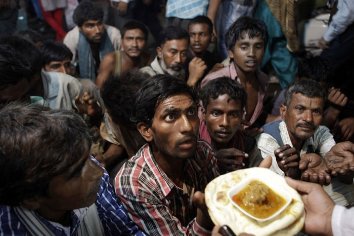 
Những người vô gia cư đang chờ đợi để được phát phần ăn từ thiện bên ngoài một nhà thờ tại Eid al-Fitr ở New Delhi, Ấn Độ.
