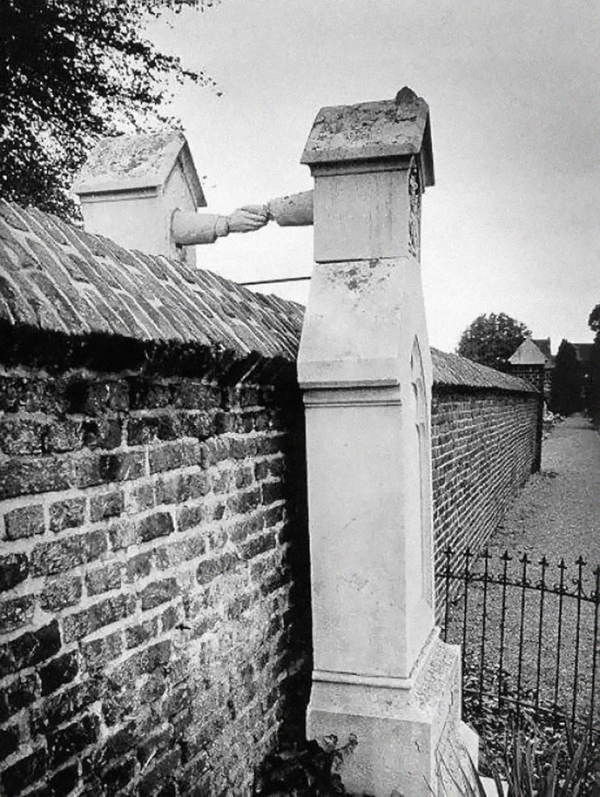 
 Một ngôi mộ vào thế kỉ 19 của một đôi vợ chồng người Hà Lan, quyết không rời xa nhau