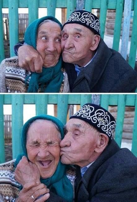 
Một đôi vợ chồng già người Nga. Họ đã ở bên nhau được 65 năm.