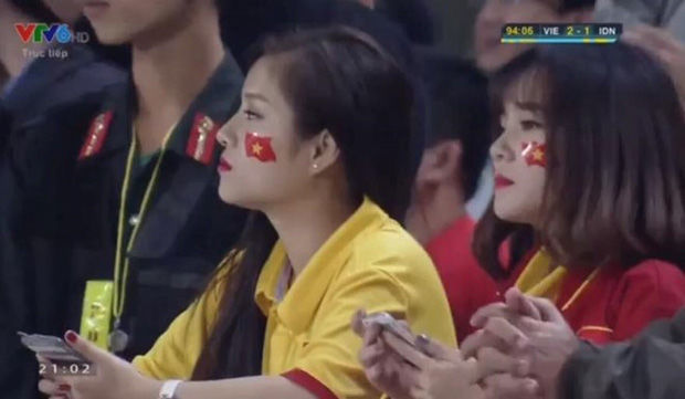 Thương Võ bắt đầu nhận được sự chú ý sau khoảnh khắc gương mặt xinh xắn của cô được ống kính truyền hình “bắt gặp” tại trận bán kết AFF Cup 2016 giữa Việt Nam và Indonesia.