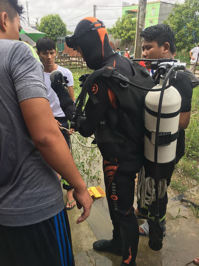 
Lực lượng cứu hộ, cứu nạn tỉnh Thanh Hóa dùng thiết bị chuyên dụng để lặn tìm nạn nhân (Ảnh: Cảnh sát PCCC tỉnh Thanh Hóa cung cấp)