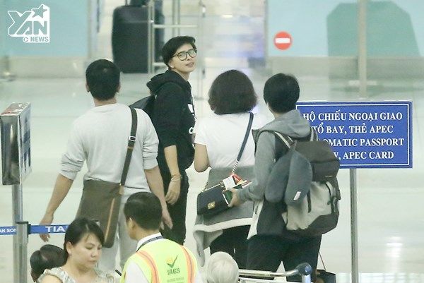 
Ngô Thanh Vân (áo đen) tại sân bay để cùng ê-kíp sang Hàn Quốc dự LHP Busan. - Tin sao Viet - Tin tuc sao Viet - Scandal sao Viet - Tin tuc cua Sao - Tin cua Sao