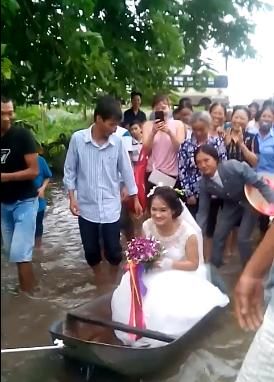 
Cô dâu Phạm Hòa cười hạnh phúc trong ngày rước dâu để đời.
