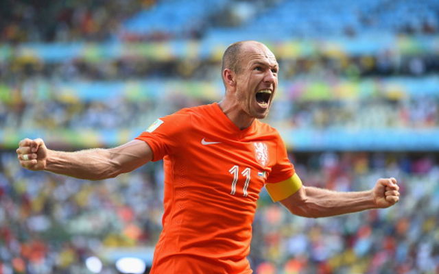 
Robben tuyên bố chia tay sự nghiệp quốc tế ít phút sau khi lập cú đúp vào lưới Thụy Điển ở vòng đấu cuối. Chiến thắng chỉ mang ý nghĩa danh dự bởi Cơn lốc màu da cam không thể giành suất tham dự vòng chung kết.