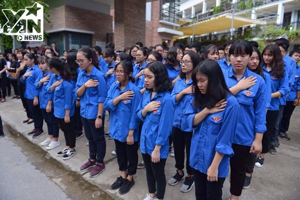Hàng trăm học sinh xếp hàng đón linh cữu thầy Văn Như Cương về trường THPT Lương Thế Vinh lần cuối
