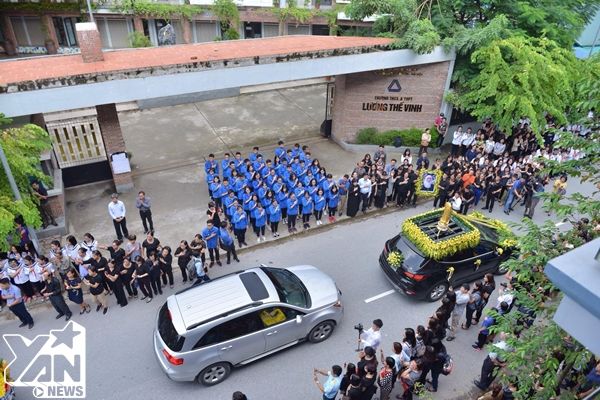 Hàng trăm học sinh xếp hàng đón linh cữu thầy Văn Như Cương về trường THPT Lương Thế Vinh lần cuối