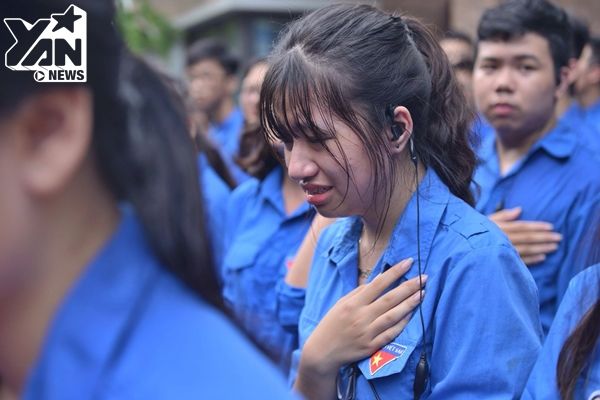 
Một bạn nữ khóc nghẹn trong đám tang thầy Cương