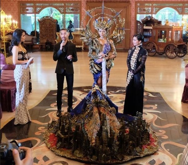 
Hình ảnh lộng lẫy của chây váy mang cả đất nước Indonesia thu nhỏ.