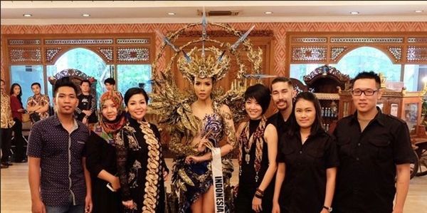 
Hoa hậu Indonesia bên cạnh toàn bộ ê-kíp đã hỗ trợ cô.