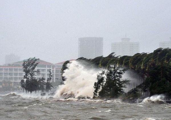 Cực nguy hiểm: Bão số 11 càng vào bờ càng mạnh, sức gió giật cấp 15