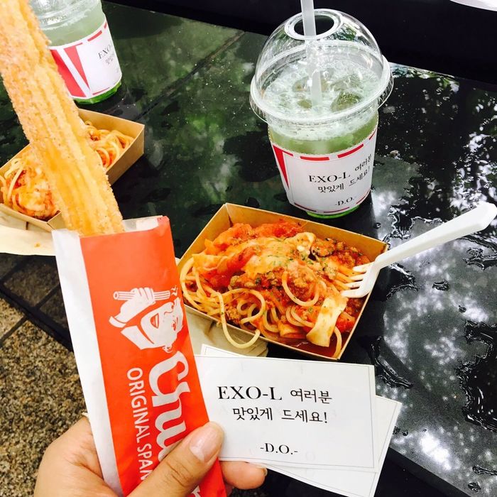 
D.O. và Chanyeol đã cùng nhau tặng fan xe cafe, mỳ Ý và bánh chứa đựng tình cảm của hai anh chàng.