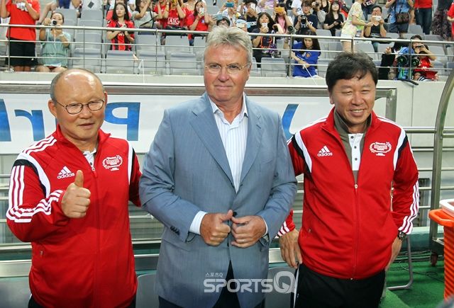 HLV Chung Hae-seong và Park Sang-heo thời còn làm trợ lý cho Guus Hiddink tại World Cup 2002 (Ảnh: SportsQ)