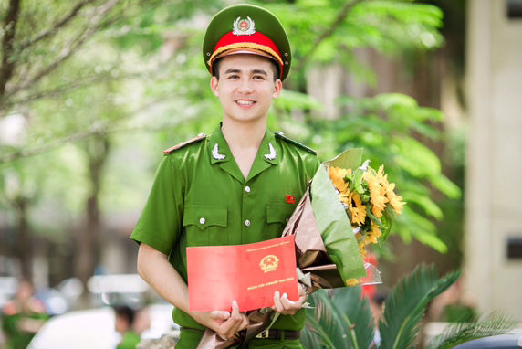 
Trung Hiếu là​ cựu sinh viên Học viện Cảnh sát Nhân dân Việt Nam là gương mặt quen thuộc trên trang bìa của nhiều tạp chí, nội san ngành. Anh bất ngờ nổi tiếng trên mạng xã hội nhờ ngoại hình điển trai trong bộ quân phục của người chiến sĩ công an.