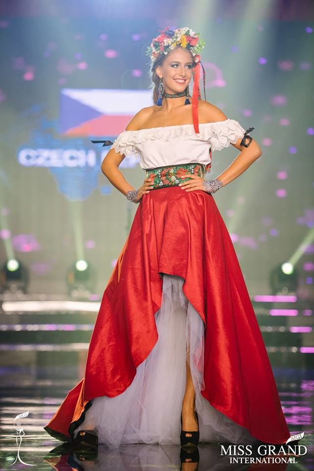 
Bộ trang phục dân tộc của thí sinh đến từ Cộng Hòa Séc hiện đang tạm dẫn đầu.