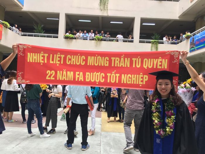 
Cô nàng Tú Quyên bên cạnh chiếc banner độc đáo.