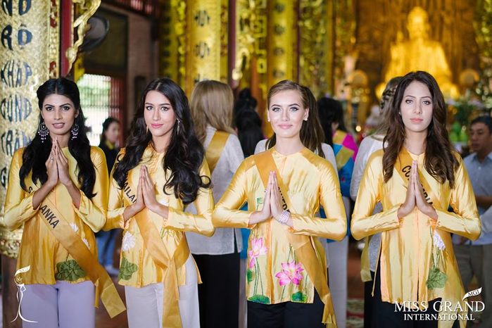 
Trong trang phục áo bà ba truyền thống của vùng Nam Bộ, các nhan sắc đại diện các quốc gia tham dự Hoa hậu Hòa bình Quốc tế khoe vẻ đẹp rạng rỡ nổi bật.