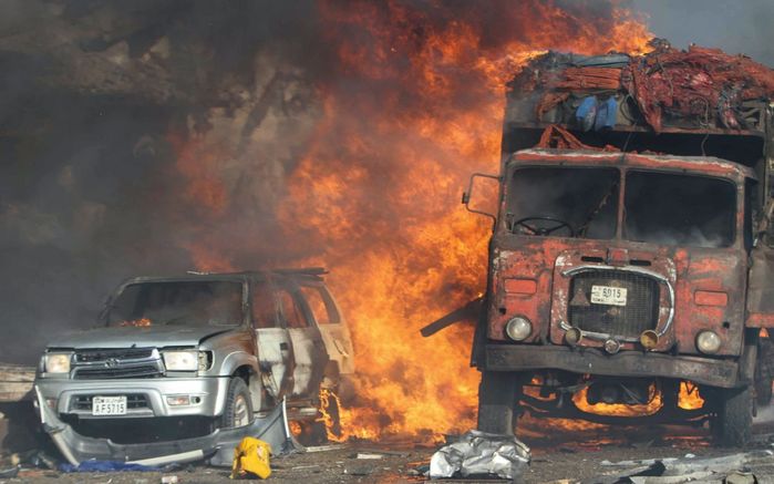 
Ngọn lửa bao trùm trung tâm thủ đô Mogadishu, cướp đi sinh mạng của gần 250 người, thiêu rụi hàng trăm chiếc xe 