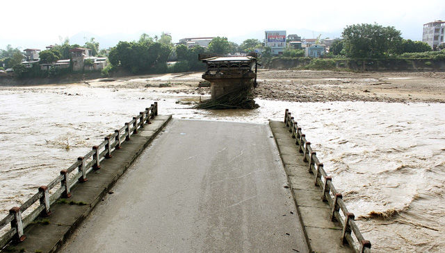 
Cầu Thia ở Yên Bái sập đổ, nhiều người bị nước cuốn trôi. 