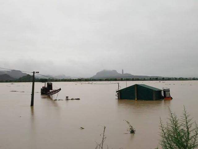 
Do mưa lớn kéo dài khiến mực nước sông Hoàng Long dâng rất cao, UBND tỉnh Ninh Bình phát lệnh sơ tán khẩn cấp 200.000 người dân. 