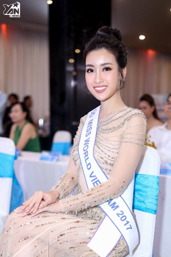 
Để chuẩn bị tốt nhất cho Miss World 2017, Đỗ Mỹ Linh đã cân đối lịch học, làm việc, sắp xếp mọi thứ thật khoa học. Dù làm việc liên tục nhưng nàng hoa hậu 9x luôn tràn đầy năng lượng tích cực.  - Tin sao Viet - Tin tuc sao Viet - Scandal sao Viet - Tin tuc cua Sao - Tin cua Sao