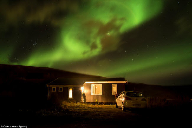 
Trong khi đó, những du khách tới Iceland có thể thuê một trong hai nhà nghỉ nhỏ Akureyriin để thử vận may được ngắm ánh sáng bắc cực quang.